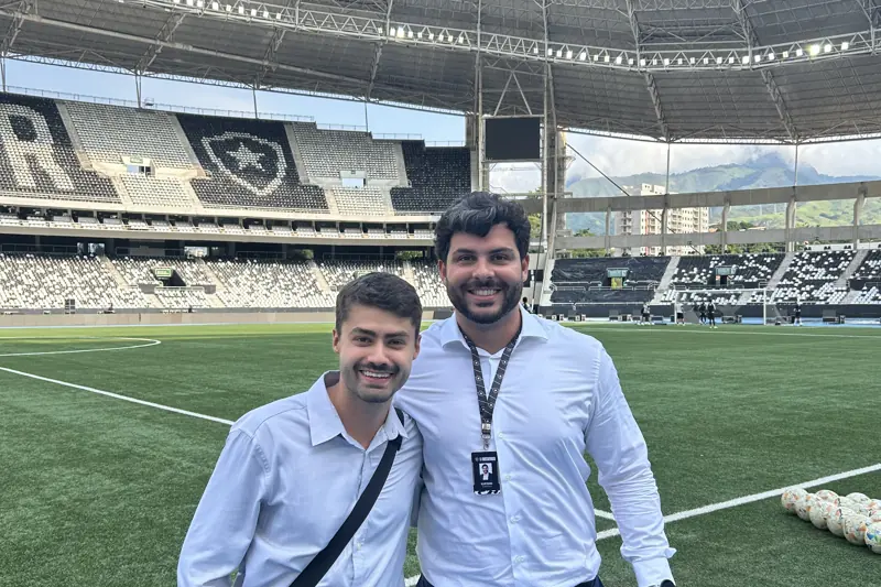 Carlos Macedo e Allan Turano no gramado do Estádio Nilton Santos