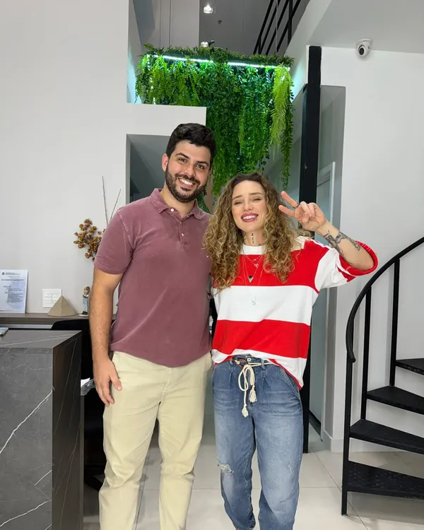 Allan Turano e uma convidada no escritório
