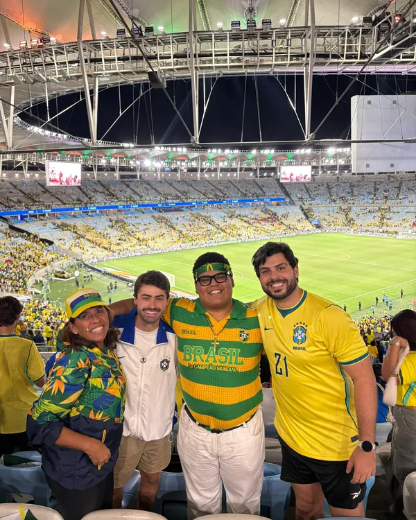 Torcida com camisas do Brasil no Maracanã, em dia de jogo