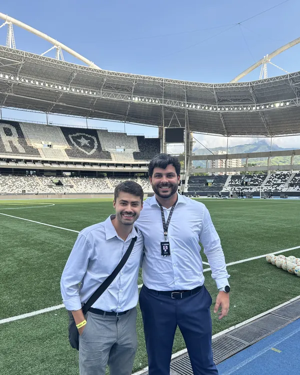 Carlos Macedo e Allan Turano no gramado do Estádio Nilton Santos