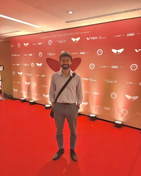 Carlos Macedo diante do painel de um evento cultural no Rio de Janeiro